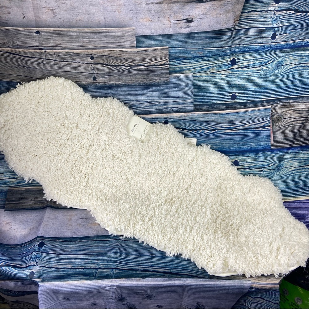 Threshold 16”x40” bath rug.